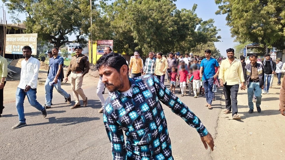 Khargon,Foot march,Khargone against, transfer , teacher