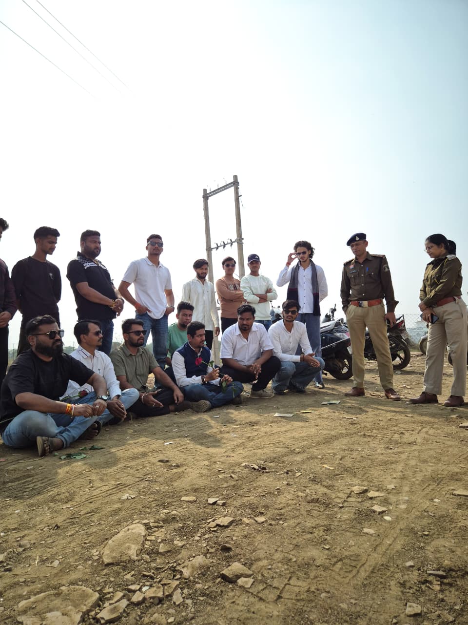 Rajnandgaon.Congress stages, unique protest ,against keeping liquor ,shops open,Gandhi Jayanti