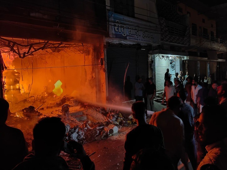 Ambikapur.massive fire broke,clothing store ,Ambikapur, burning ,goods , lakhs ashes.