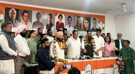 Political stir in Chandigarh: A blow to AAP, Damanpreet Singh joins Congress