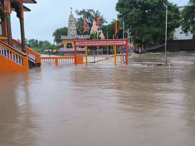 Heavy rains , Madhya Pradesh; Shipra river, Secretary missing
