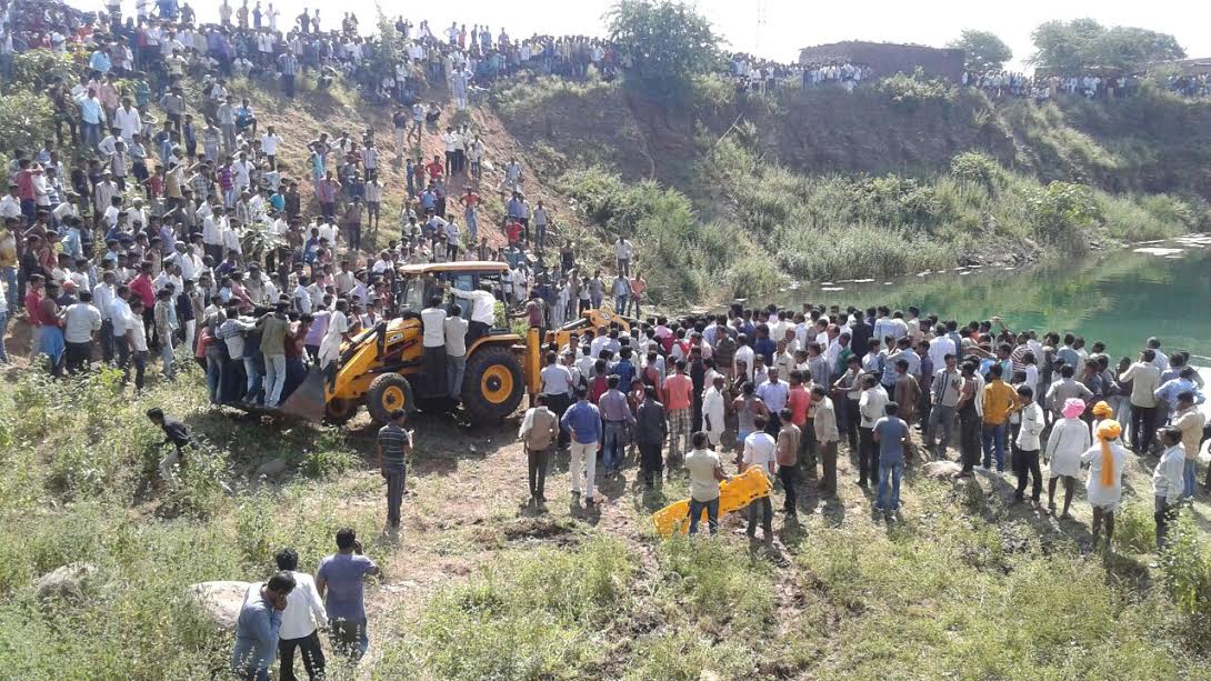 रतलाम में बस खदान में गिरी, 14 की मौत