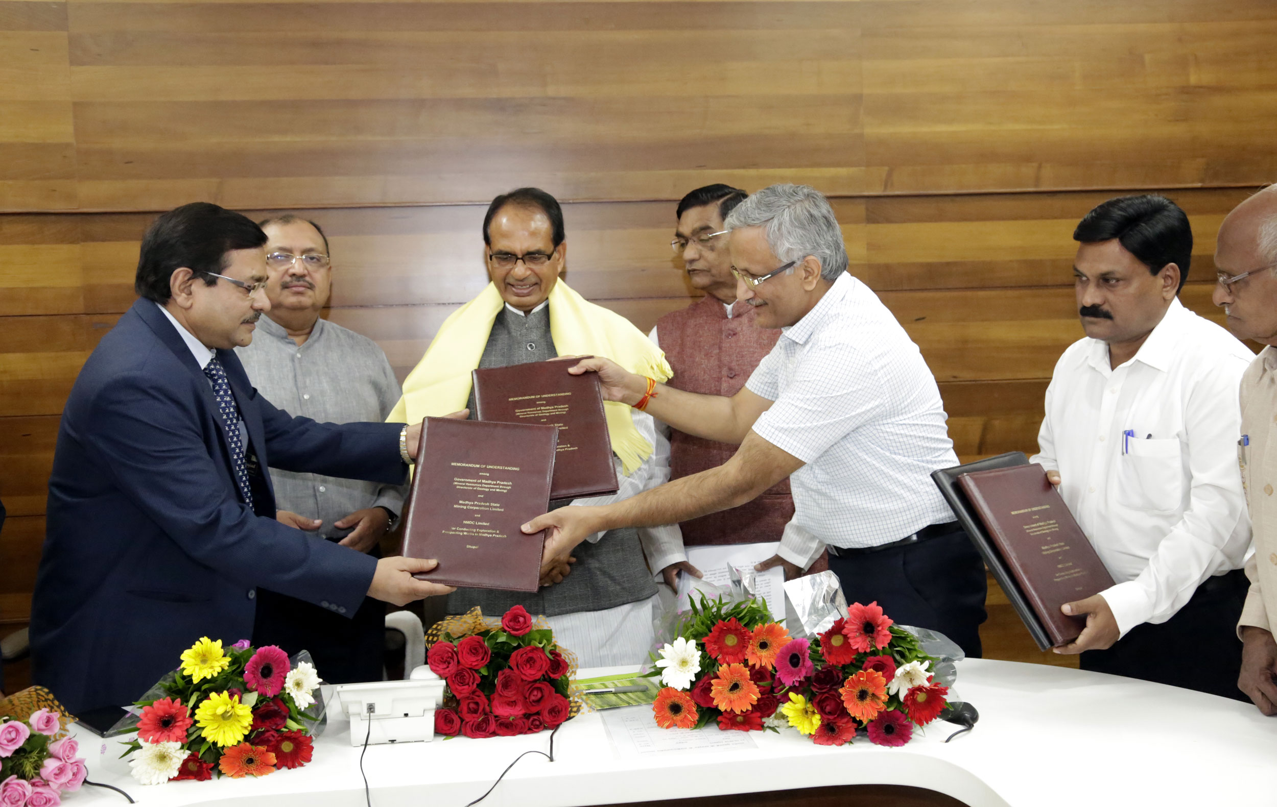 एन.एम.डी.सी. और एम.ओ.आई.एल