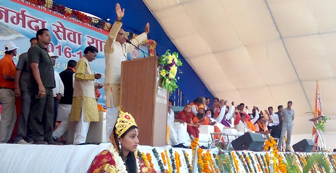 नमामि देवि नर्मदे