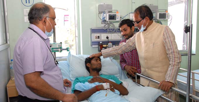 दोनों पैर गँवा चुके चंदन को मुख्यमंत्री  ने ढाँढस बँधाया