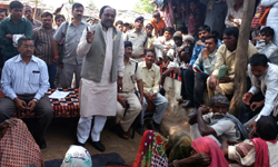 तीसरे दिन भी मंत्री पहुँचे गाँव में