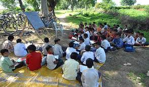 बिना भवनों के लड़खड़ाती  शिक्षा व्यवस्था