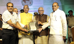 शिवराज को पॉलिसी लीडरशिप अवार्ड 