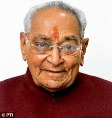 बंगला खाली करने आये वोरा 