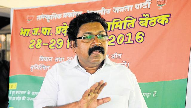 भाजपा नेता कार्यालय में करते हैं दलाली 